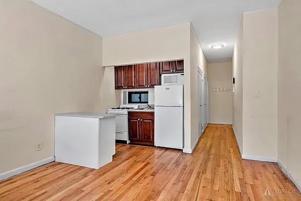 Rented by Anchor Associates | media 18