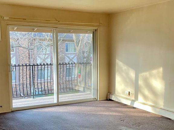 3rd image of 9S120 Lake Dr APT 15-205