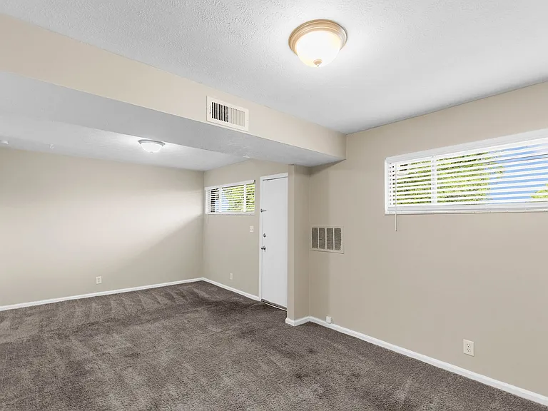Clairview Apartments — Photo 8