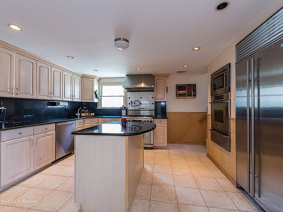 5th image of 2025 Oak Ct