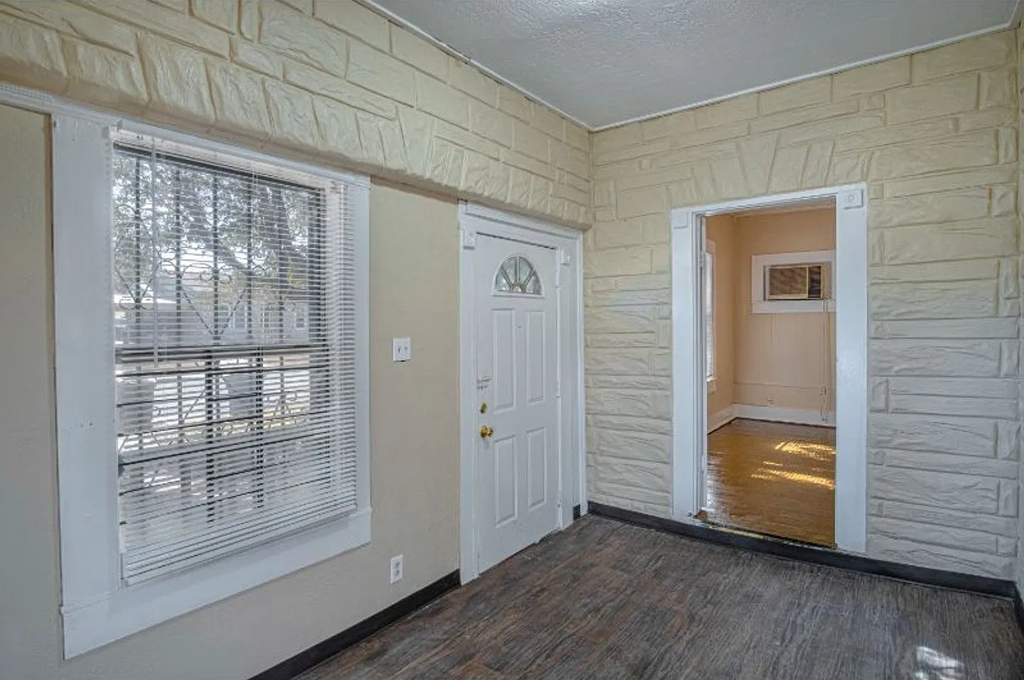 2 BR 1 BA Gorgeous Home Near Downtown — Photo 1