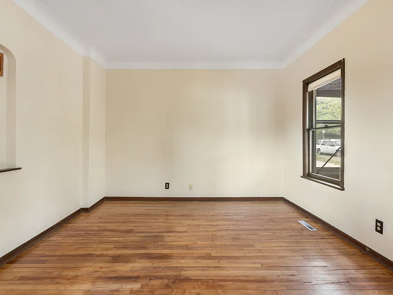 1053 Westminster St — Photo 10