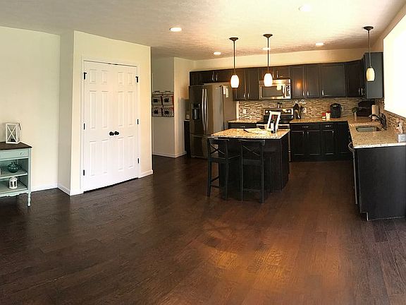 2nd image of 819 Dufour Ln