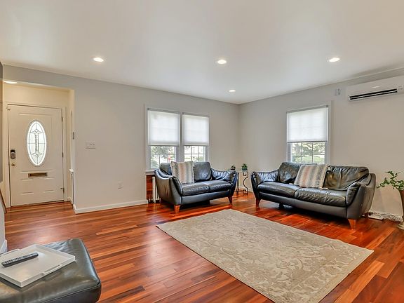 5th image of 132 Greenway W