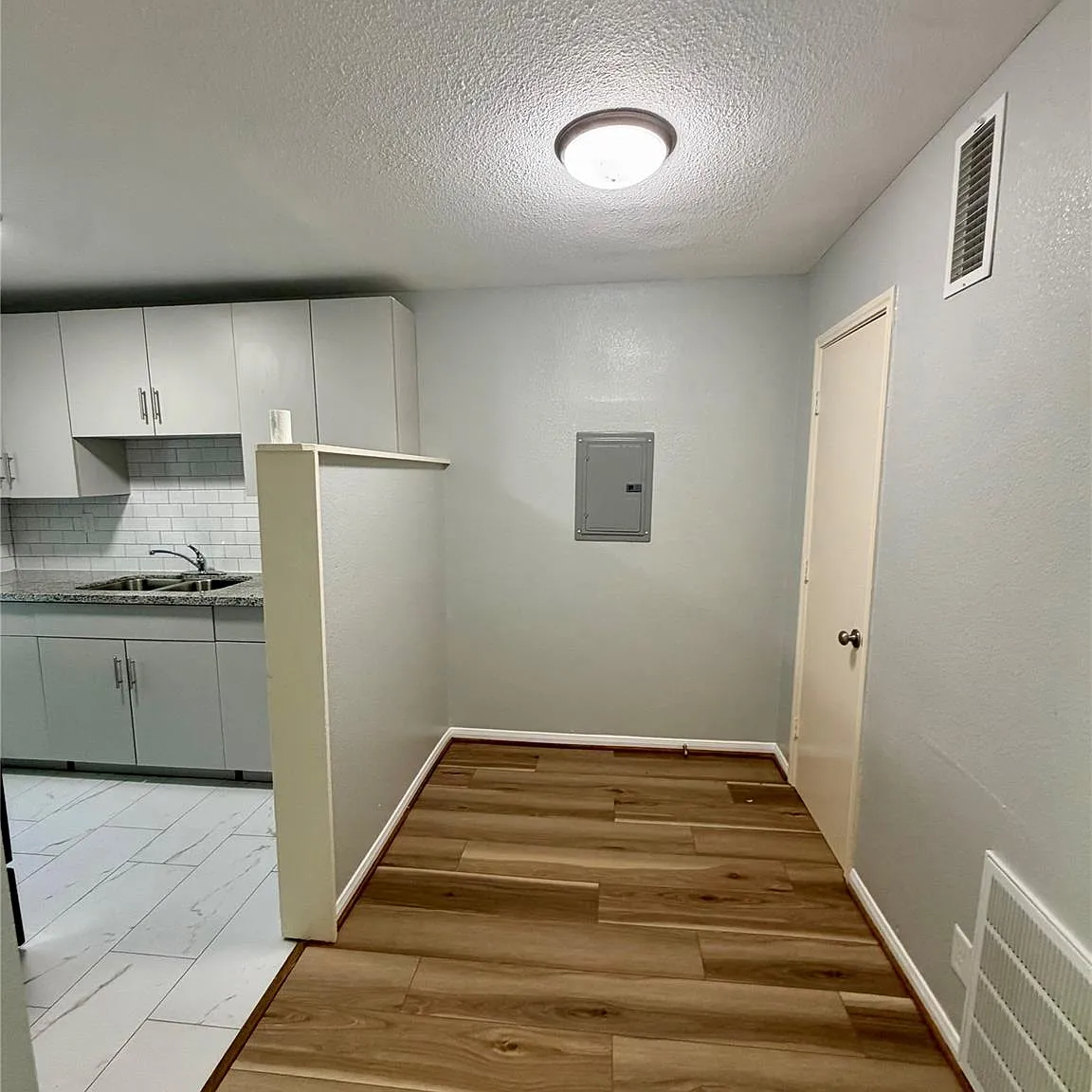1 bed, 1.0 bath, $880 — Photo 4