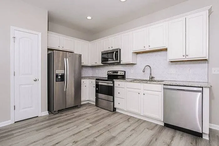 257 E Wilson St — Photo 4