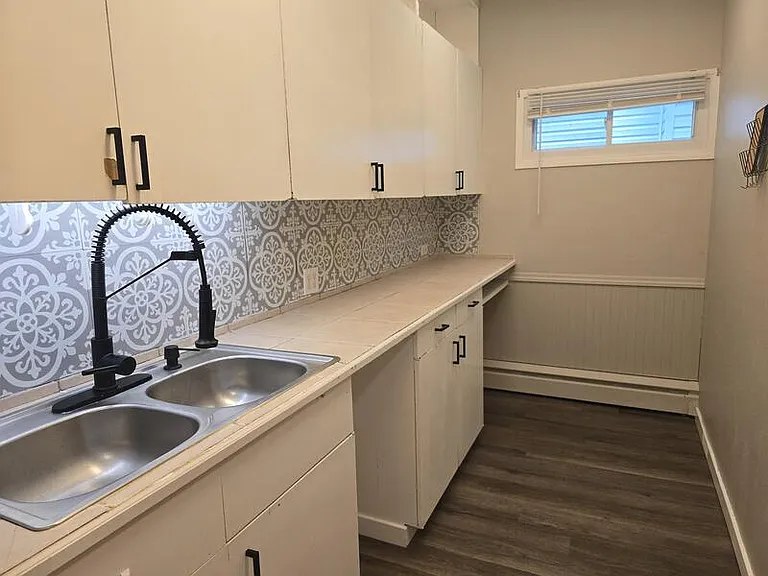 708 Saint Clair Ave — Photo 8