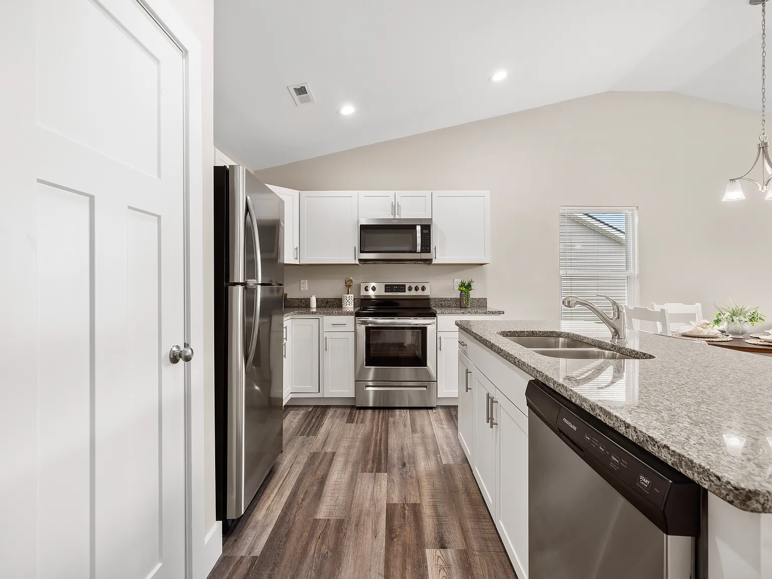 3 bed, 1404 sqft, $1,645 — Photo 3