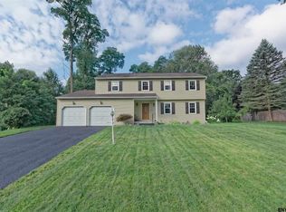 34 Hiawatha Dr, Guilderland, NY 12084