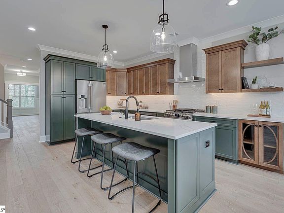 4th image of 127 Terrace Cir