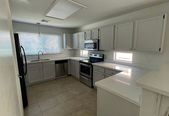 3rd image of 814 W Iris Dr