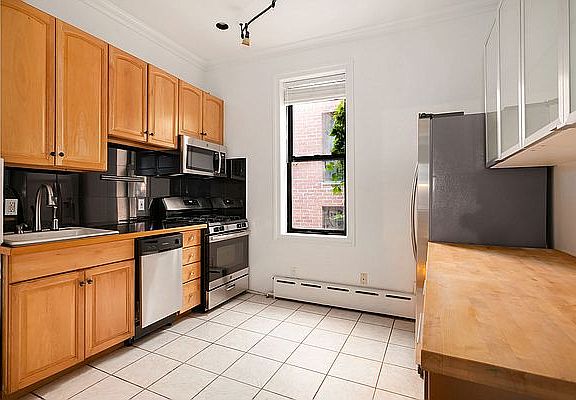 3rd image of 13 Cornelia St APT 2R