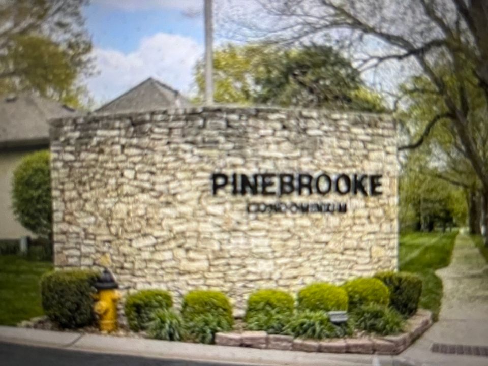 Great community with all the amenities pool, lawn and snow maintenance. Trash included etc.