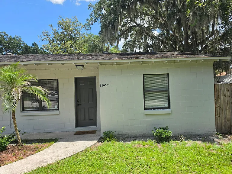 2205 S Park Ave — Photo 1