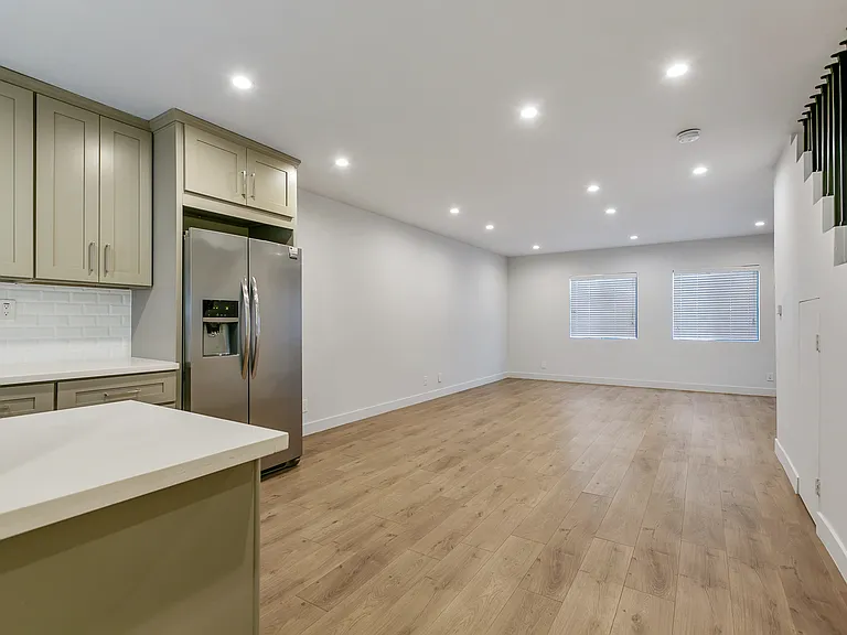 4053 W 23rd St #D — Photo 2