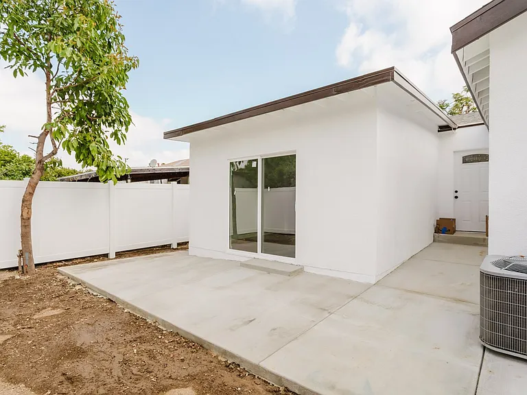18308 Gresham St — Photo 32