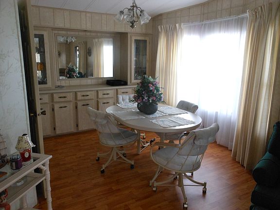 3rd image of 203 Kinsmen Dr