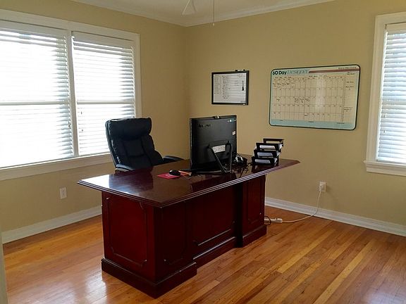 Office/Bedroom : Have a luxurious office, or a well lit bedroom!