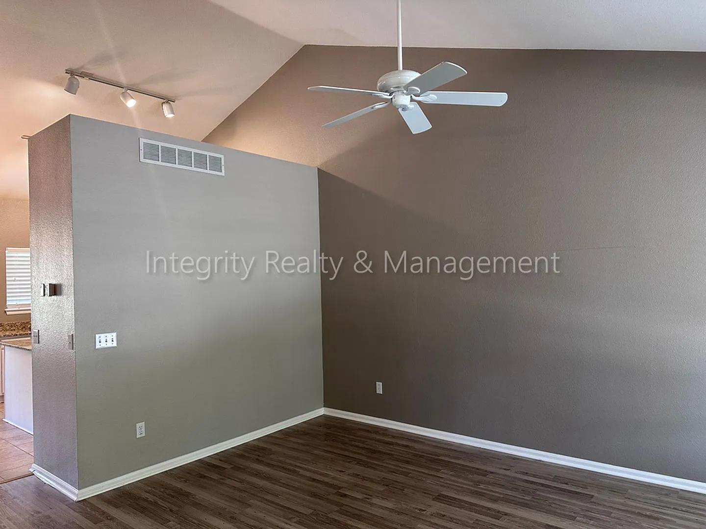 3 Bed/2.5 Bath, 1,891 Sqft - 1041 Laurenwood Ln Highlands Ranch, CO 80219 — Photo 4