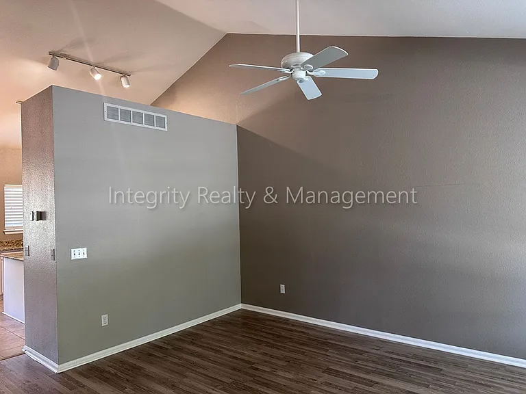 1041 Laurenwood Ln — Photo 4