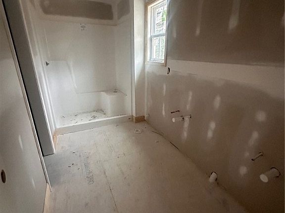 5th image of 253 Barberry Rd