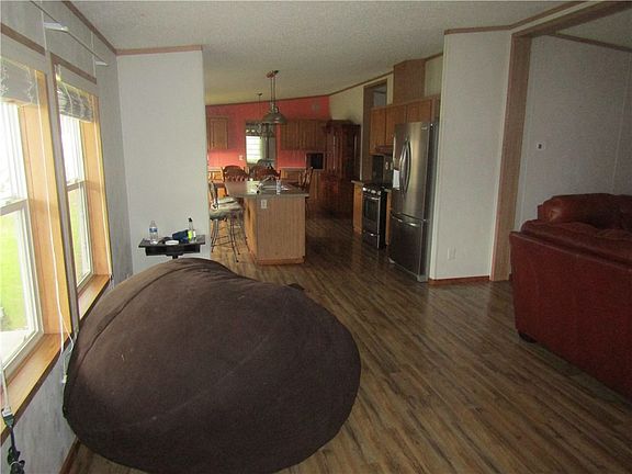 4th image of 521 Williams St