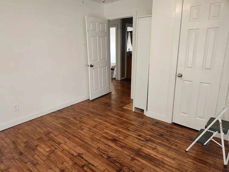 202 Rollins St — Photo 5