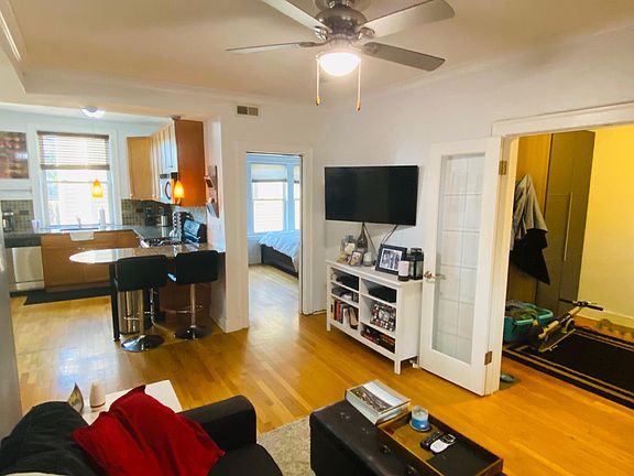 3rd image of 1702 W Catalpa Ave #2