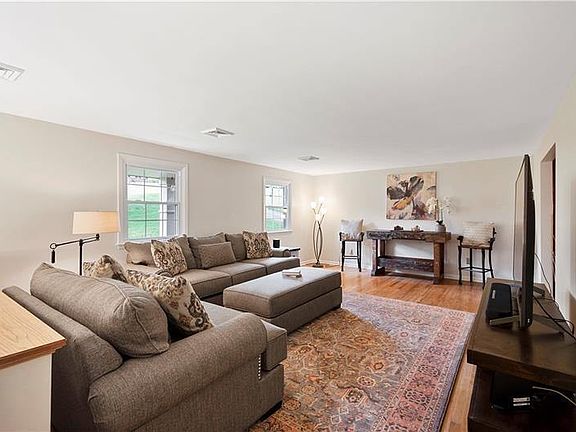 2nd image of 2527 Lindenwood Dr