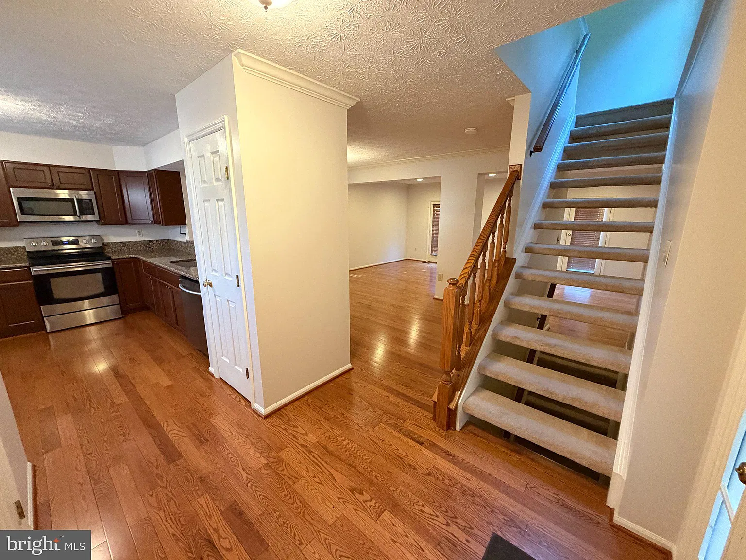 3 bed, 2.5 bath, 2012 sqft, $3,000 — Photo 4