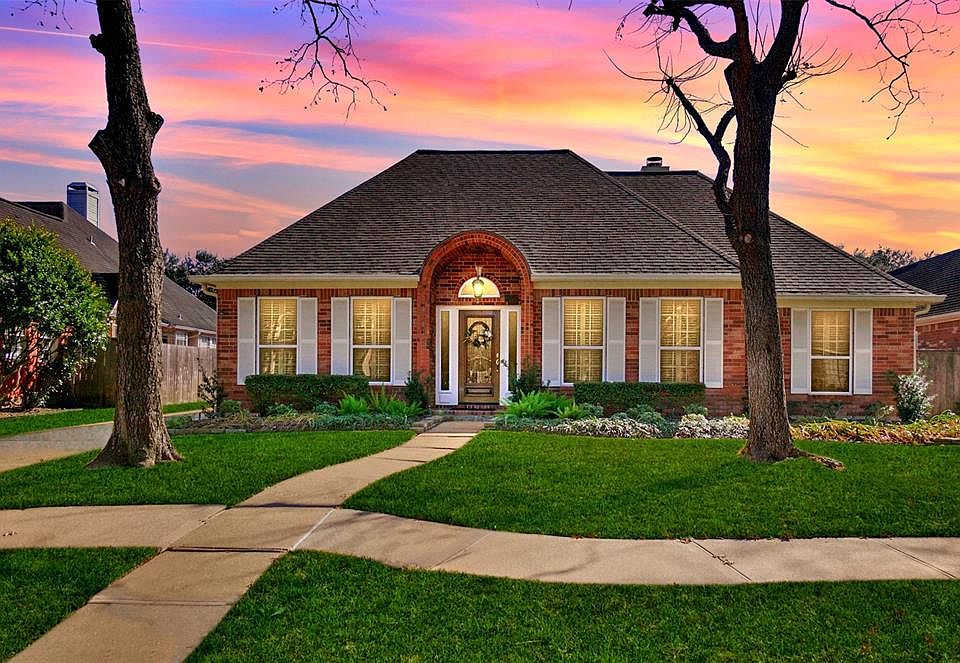 Stop the car! This is the home you have been looking forNOTE: no showings until the Open House on Saturday February 5