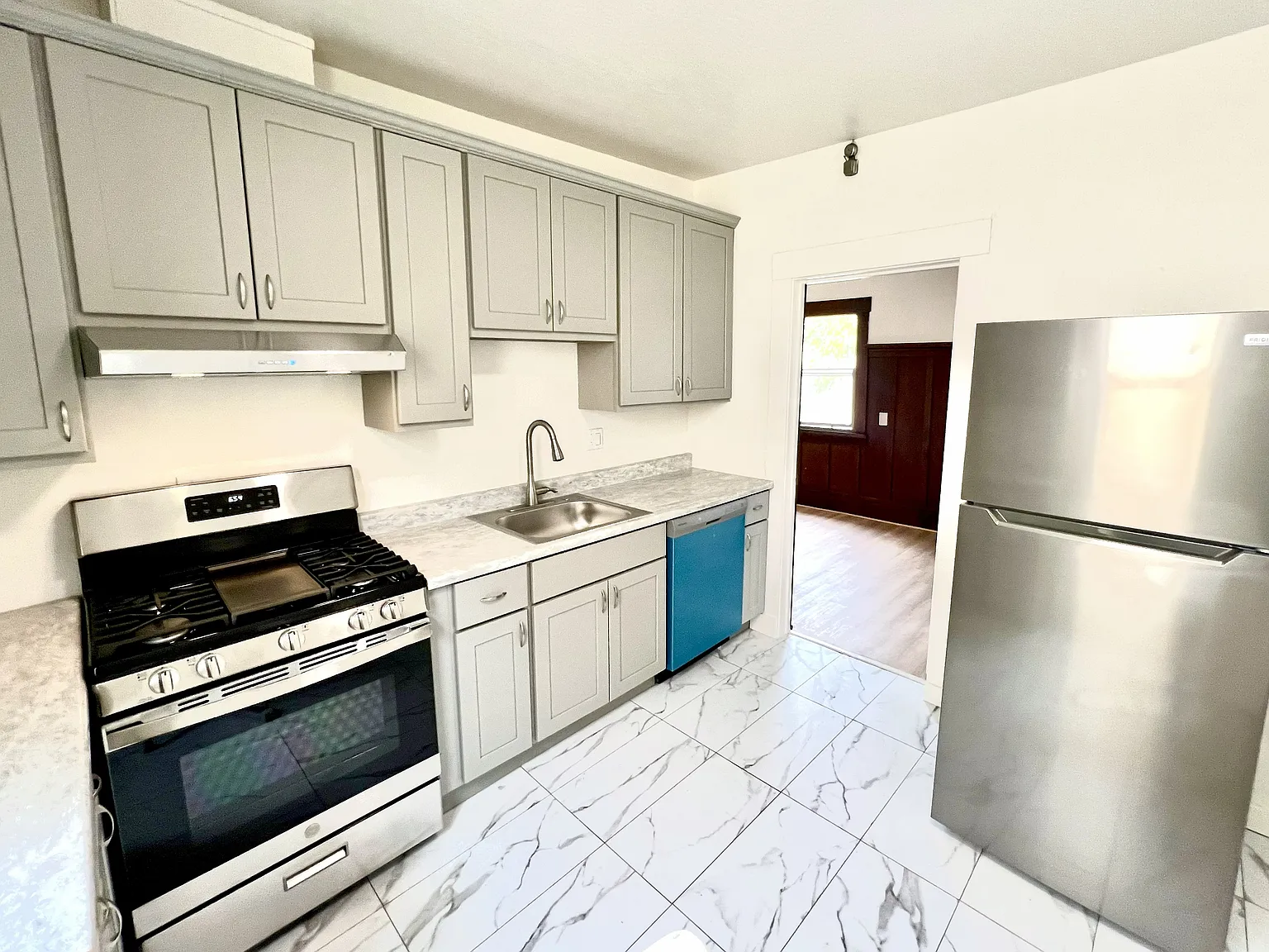 3 bed, 1050 sqft, $5,000 — Photo 2