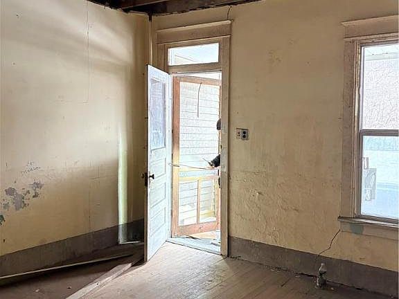 5th image of 215 E Ridge St