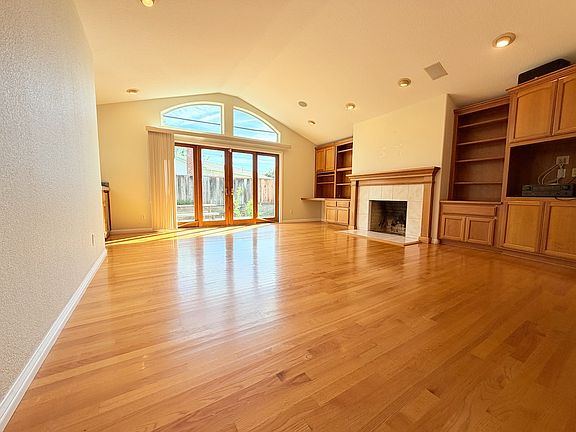3rd image of 4766 Elmhurst Dr