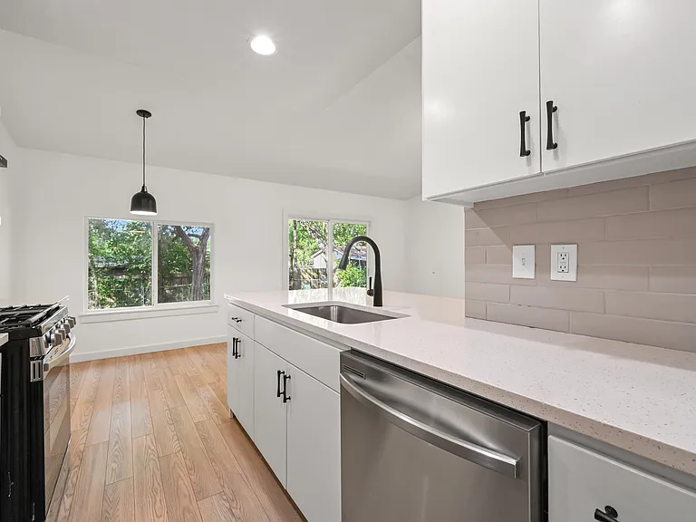 2313 Lakehurst Dr — Photo 13