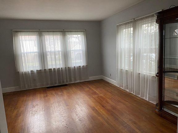 4th image of 412 Massachusetts Ave
