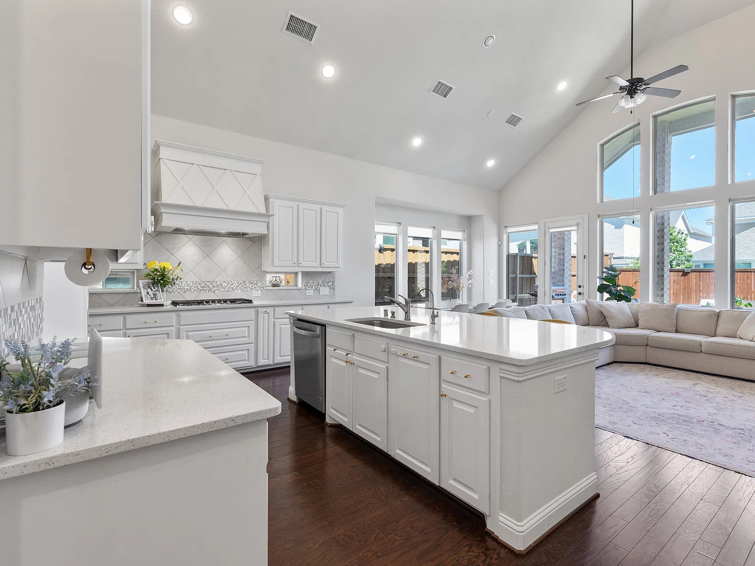 5 bed, 3314 sqft, $3,950 — Photo 2