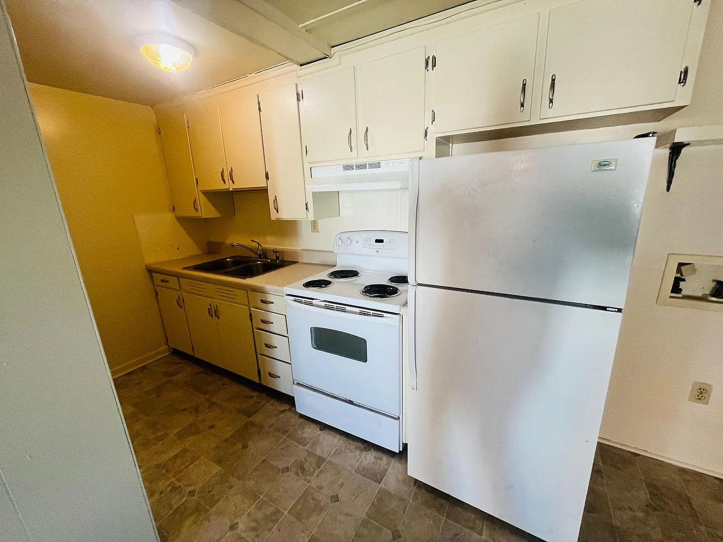 1 Bedroom, 1 Bath Apartment — Photo 3