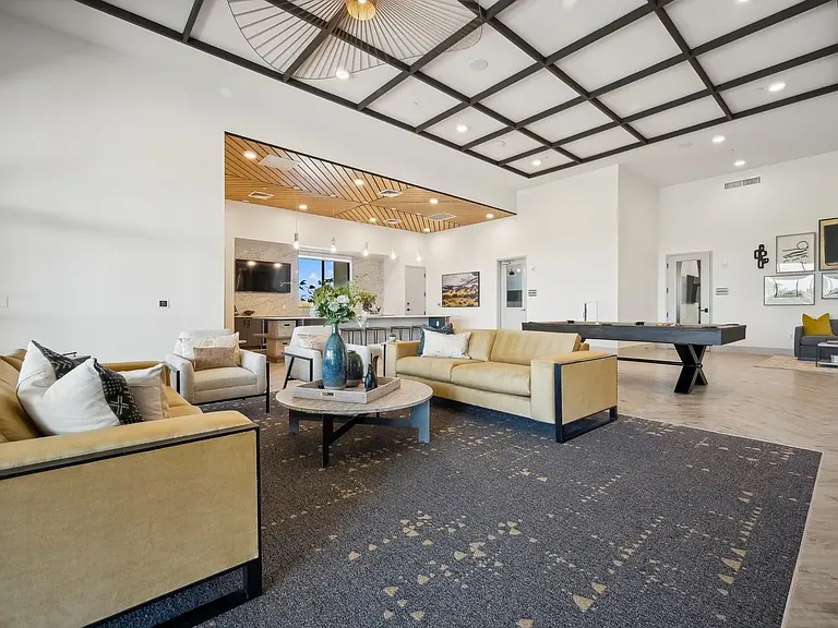 Longbow Luxury Apartments — Photo 7