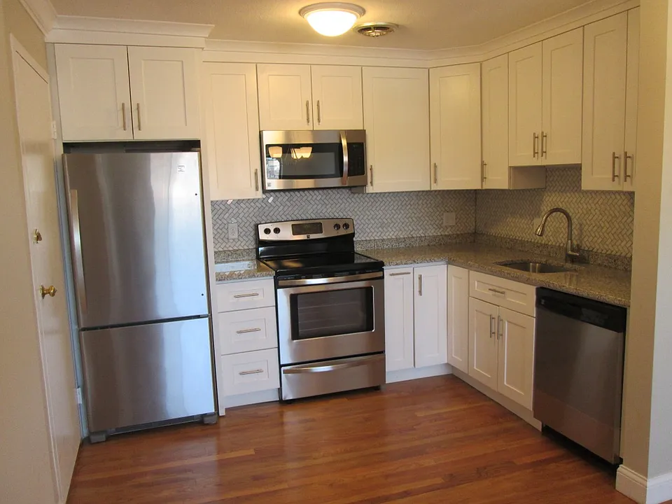 8R Riverside St #3