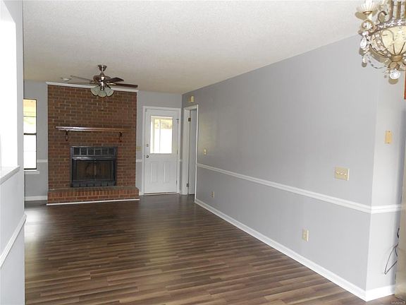 5th image of 223 Fox Brier Dr