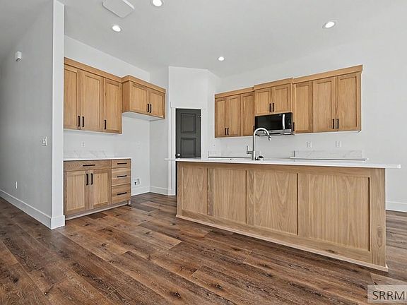 3rd image of 461 Spruce Way
