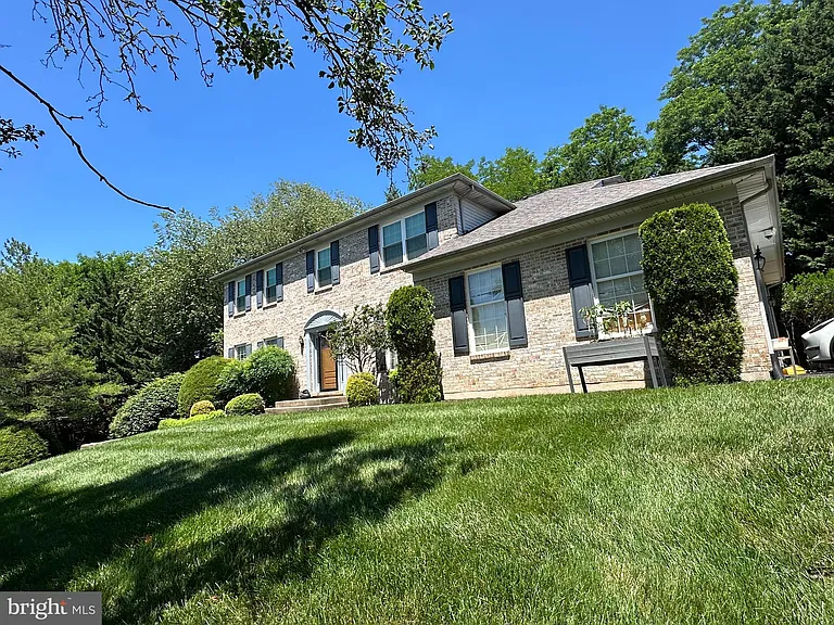 117 Susan Dr — Photo 2