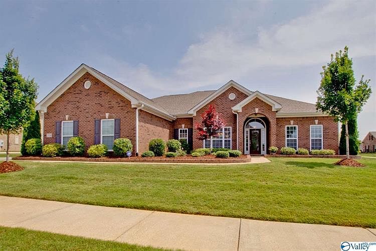 1st image of 204 Greythorne Dr