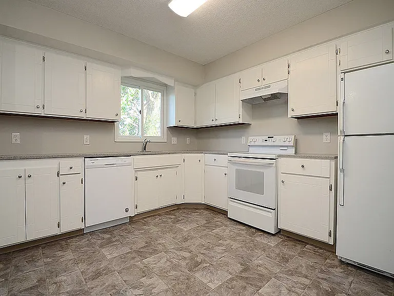818 Evergreen Ave — Photo 2