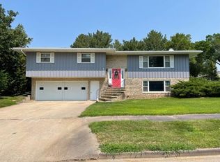 1220 E Cabot St, Pierre, SD 57501