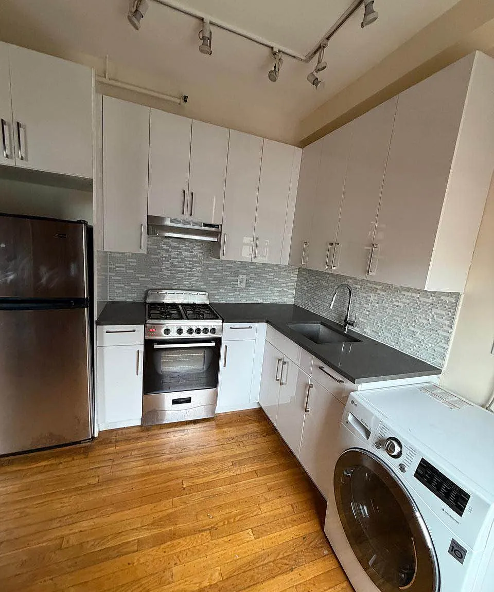 477 Saint Mark's Place — Photo 4