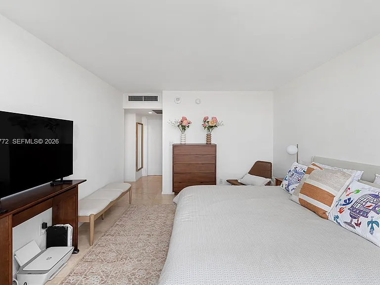 5600 Collins Ave #14R — Photo 16