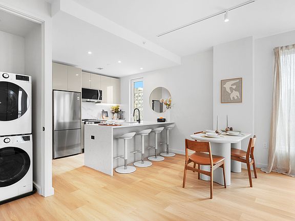 5th image of 16 West St #926