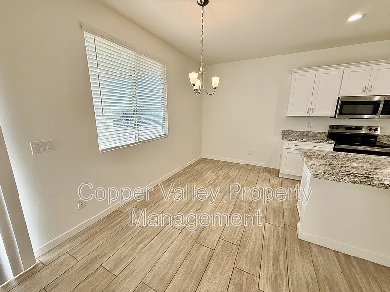 4 bed, 2.0 bath, 1887 sqft, $2,800 — Photo 3